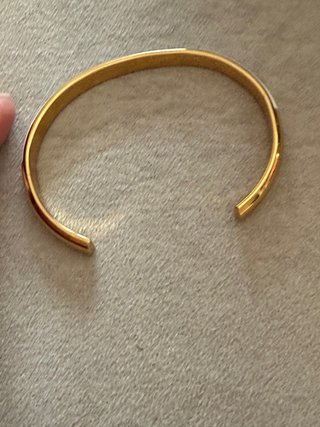 Pulsera dorada con detalle de circonita