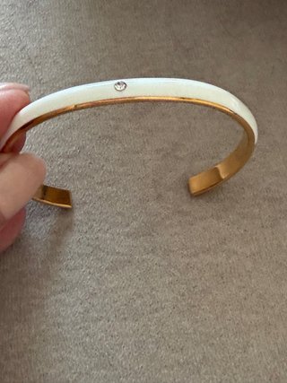 Pulsera dorada con detalle de circonita