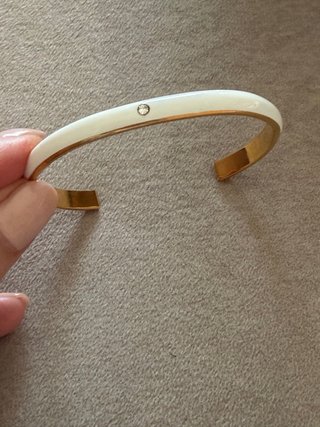 Pulsera dorada con detalle de circonita