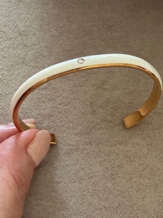 Pulsera dorada con detalle de circonita