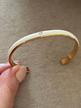 Pulsera dorada con detalle de circonita