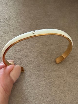 Pulsera dorada con detalle de circonita