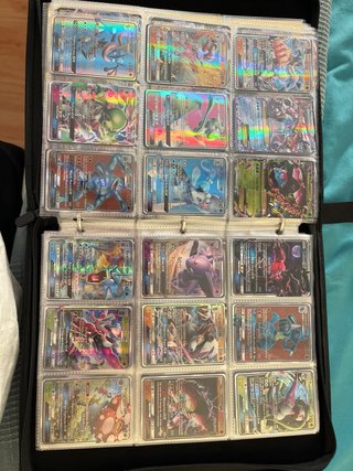 Álbum Pokémon con cartas doradas