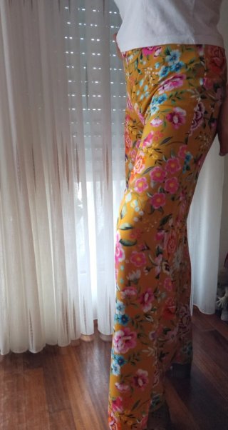 Pantalón estampado floral fluido