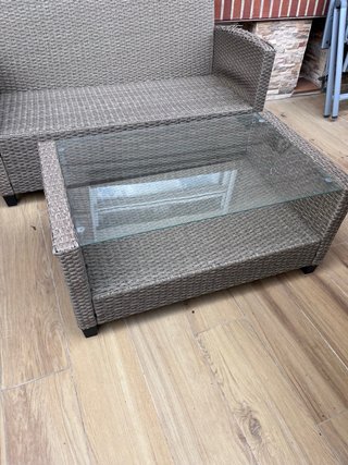 Mesa ratán con cristal y juego de cojines