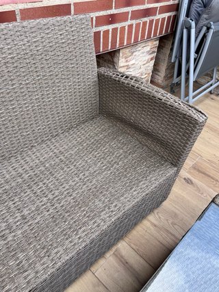 Mesa ratán con cristal y juego de cojines