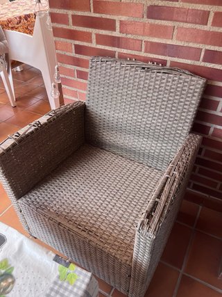 Mesa ratán con cristal y juego de cojines