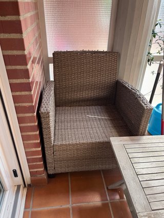 Mesa ratán con cristal y juego de cojines