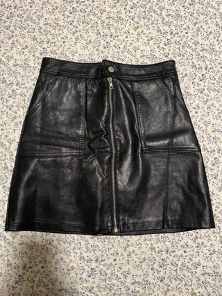 Falda cuero negra cremallera frontal T34