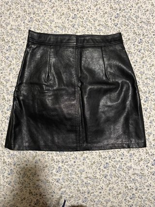 Falda cuero negra cremallera frontal T34