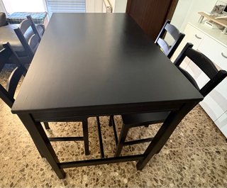 Mesa alta negra y 4 taburetes