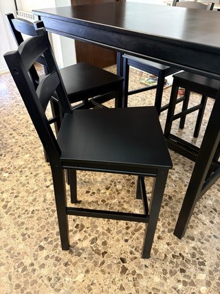 Mesa alta negra y 4 taburetes