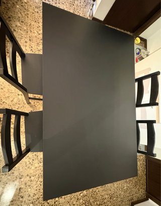 Mesa alta negra y 4 taburetes