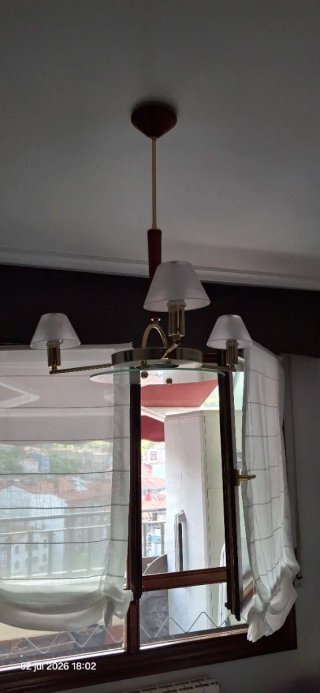 Lámpara de techo dorada y blanca