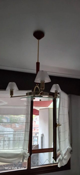 Lámpara de techo dorada y blanca