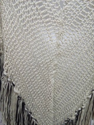 Chal crochet beige y negro