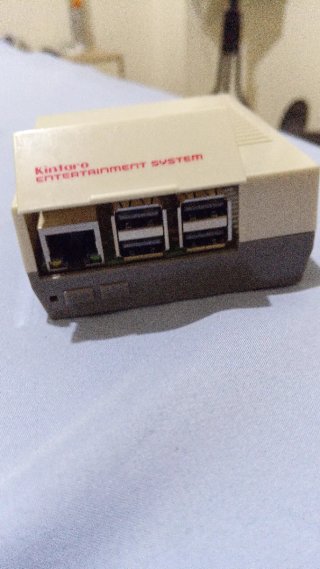 Raspberry Pi 3 b. Carcasa estilo Nintendo.