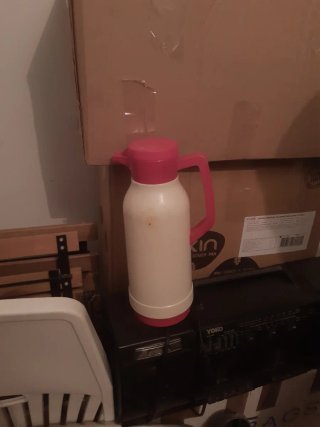 Termo de líquido blanco y rosa