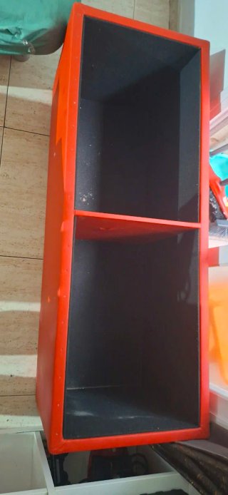 Sofá tipo baúl rojo