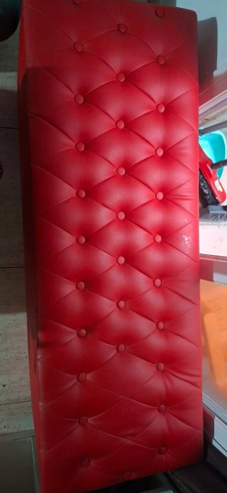 Sofá tipo baúl rojo