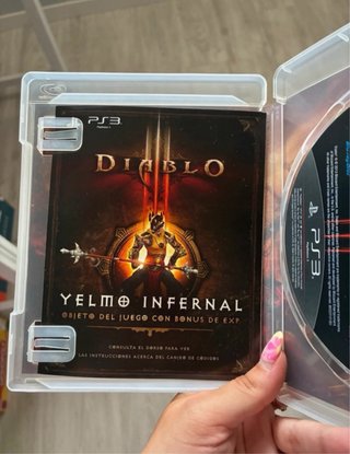 Diablo III PS3 con YELMO INFERNAL