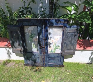 Ventana antigua decorativa floral