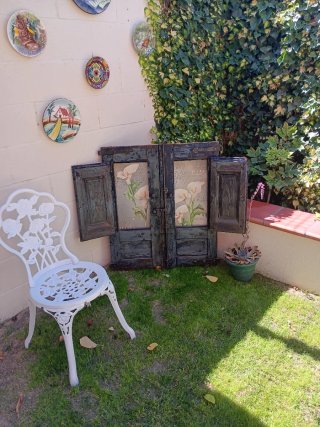 Ventana antigua decorativa floral