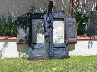 Ventana antigua decorativa floral