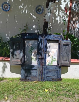 Ventana antigua decorativa floral