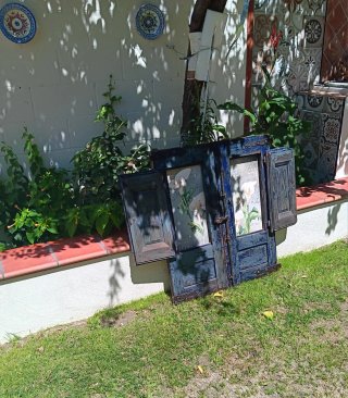 Ventana antigua decorativa floral