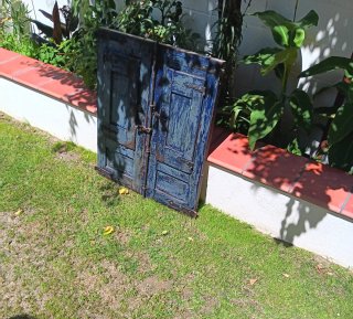 Ventana antigua decorativa floral