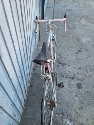 Bicicleta de carretera plateada