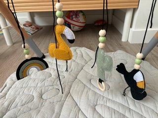Gimnasio bebé madera Kave Home + manta Saro Nature