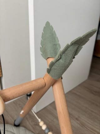 Gimnasio bebé madera Kave Home + manta Saro Nature
