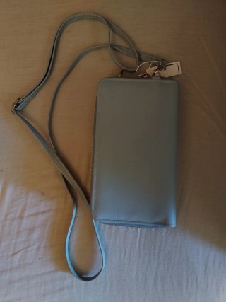 Bolso monedero azul claro con correa