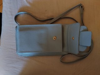 Bolso monedero azul claro con correa