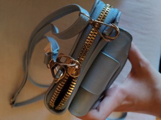 Bolso monedero azul claro con correa