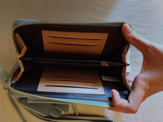 Bolso monedero azul claro con correa