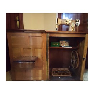Mueble de madera con puertas y bisagras