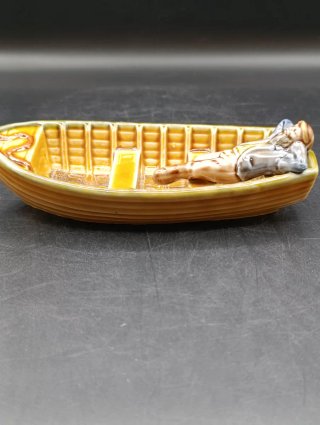 Figura bote  y pescador porcelana inglesa Wade