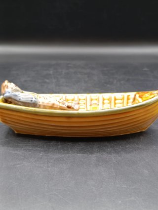Figura bote  y pescador porcelana inglesa Wade