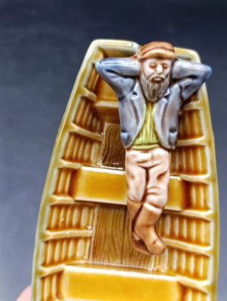 Figura bote  y pescador porcelana inglesa Wade