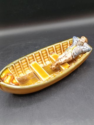 Figura bote  y pescador porcelana inglesa Wade
