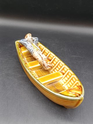 Figura bote  y pescador porcelana inglesa Wade