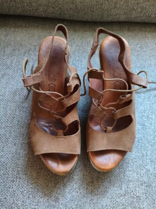 Sandalias Lola Rico Piel Marrón Cuña