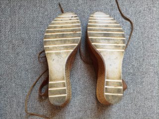 Sandalias Lola Rico Piel Marrón Cuña