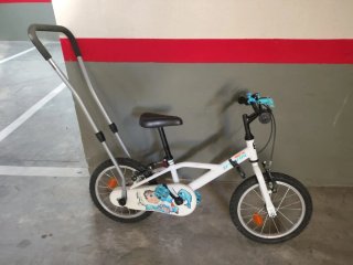 Bicicleta infantil con barra de aprendizaje.