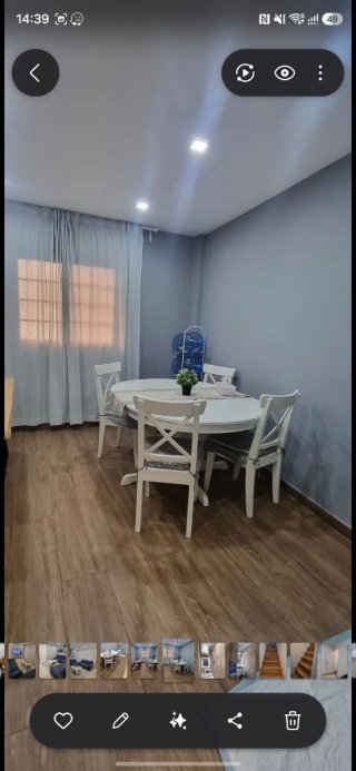 Sillas de comedor blancas con desgaste de uso