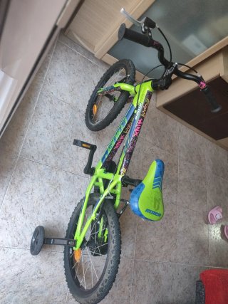 Bicicleta infantil verde con ruedines
