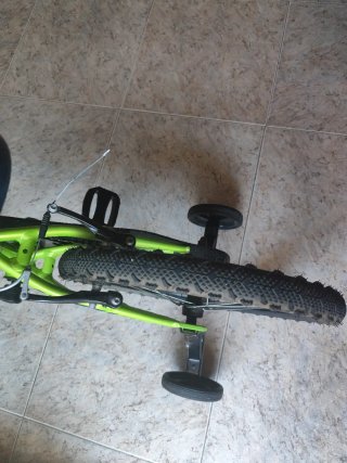 Bicicleta infantil verde con ruedines